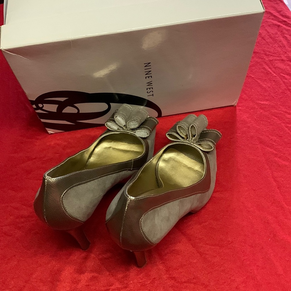 Nine West Grey suede PanLeather peeptoe w/ 3 1/2” heels w/4 tear fold bow on top